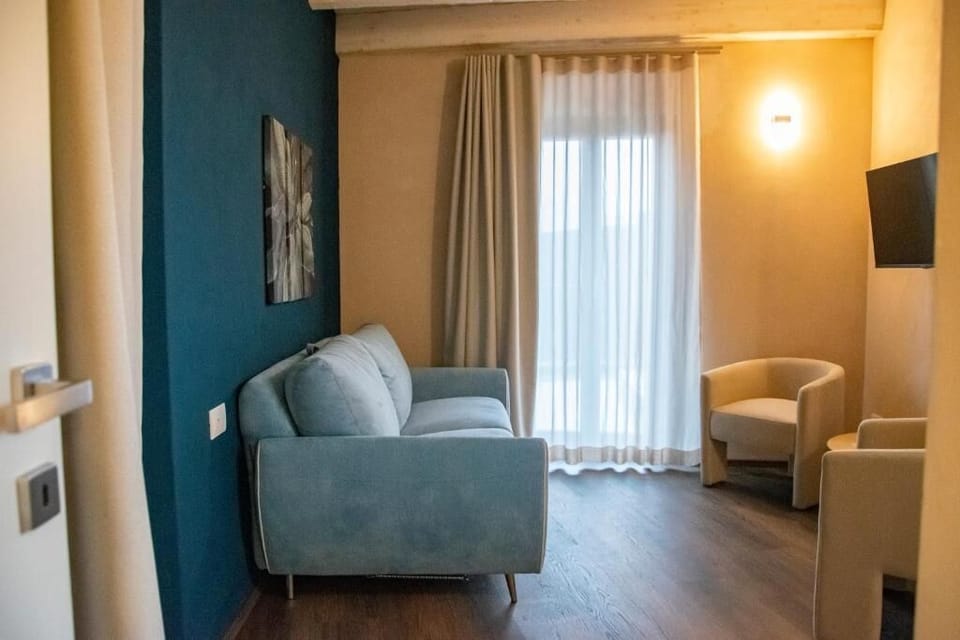Junior Double Room | Living area | 41-inch Smart TV with cable channels