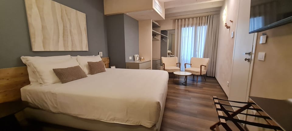 Deluxe Double Room, Non Smoking, Private Bathroom | Down comforters, minibar, in-room safe, desk
