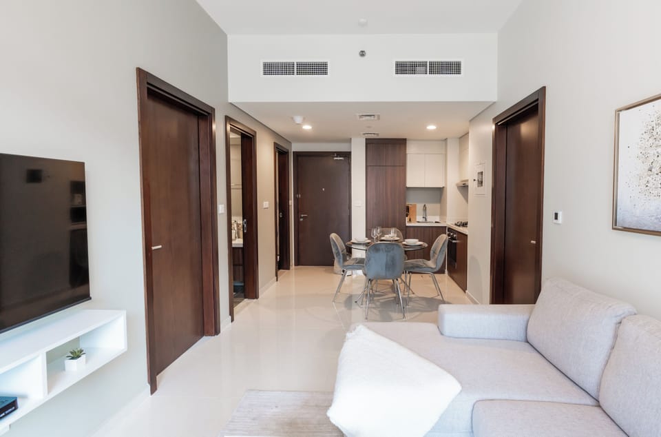 Business Apartment, 2 Bedrooms, Pool View | Living area