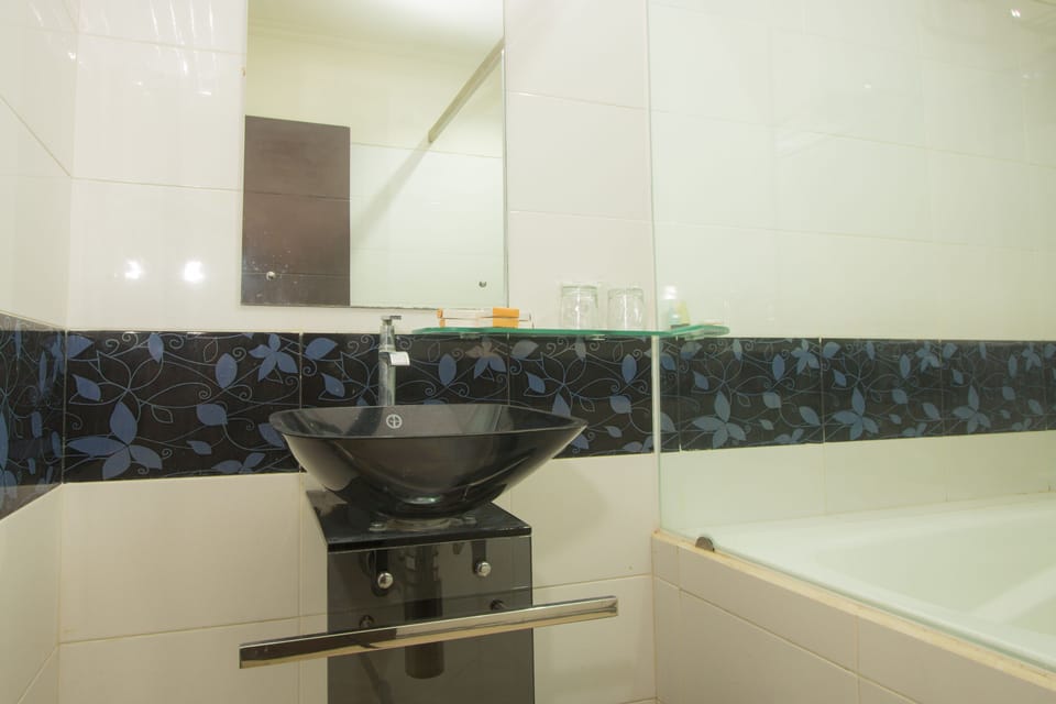 Deluxe Double Room | Bathroom | Shower, free toiletries, towels