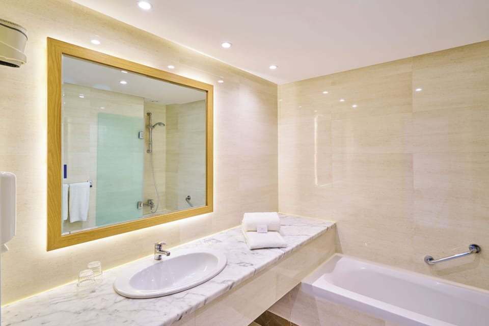 Combined shower/tub, free toiletries, hair dryer, towels