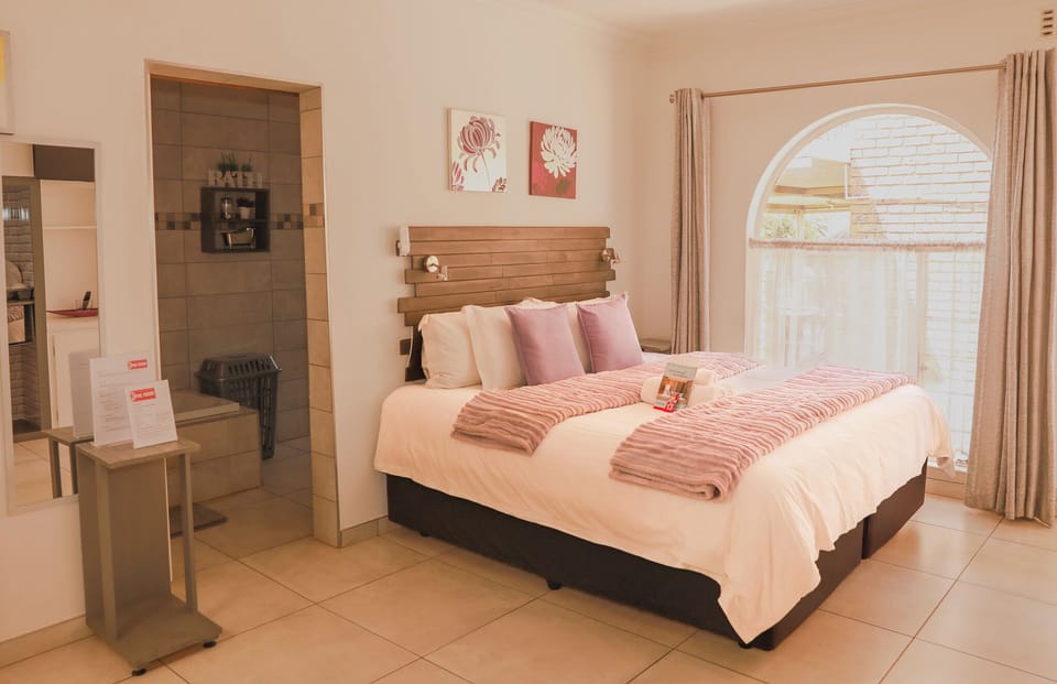Deluxe Room | In-room safe, individually decorated, individually furnished, desk