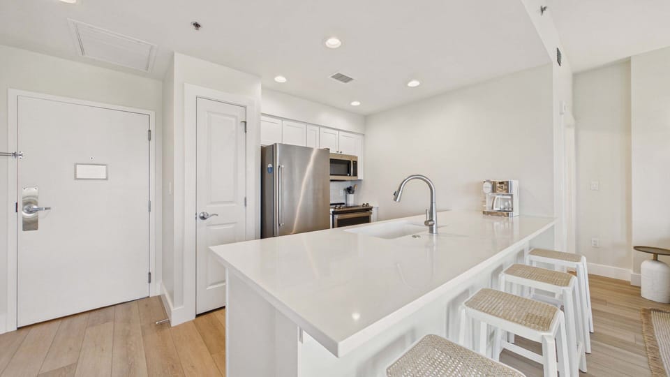 Fully applianced kitchen with all the cooking essentials and breakfast bar - perfect for early mornings