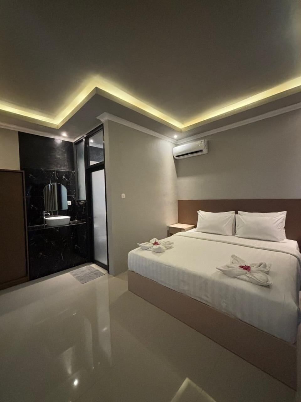 Standard Suite, Garden View | In-room safe, desk, laptop workspace, blackout drapes