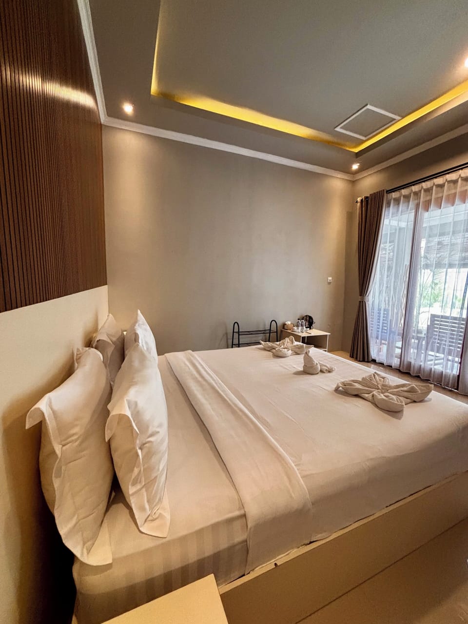 Deluxe Double Room, 1 King Bed, Non Smoking, Garden View | In-room safe, desk, laptop workspace, blackout drapes