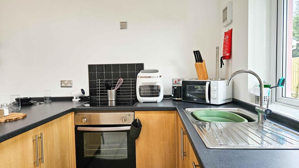 Microwave, oven, stovetop, cookware/dishes/utensils