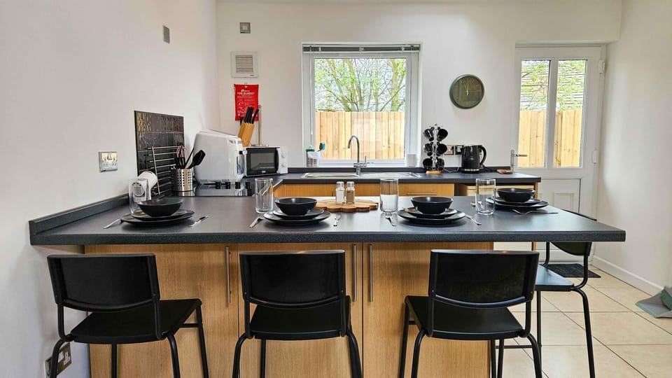 Cottage (2 Bedrooms) | Private kitchen | Microwave, oven, stovetop, cookware/dishes/utensils