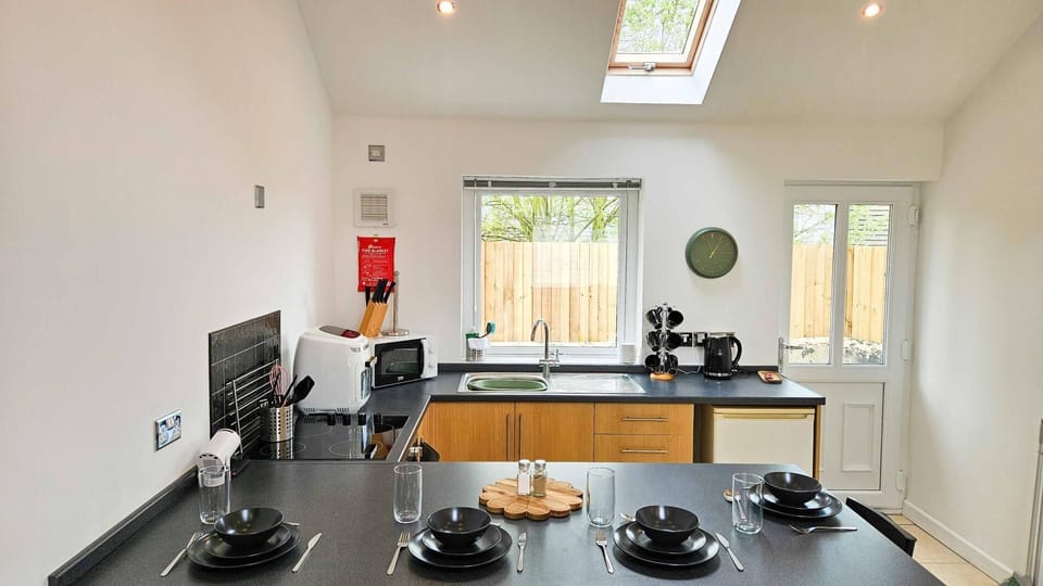 Cottage (2 Bedrooms) | Private kitchen | Microwave, oven, stovetop, cookware/dishes/utensils