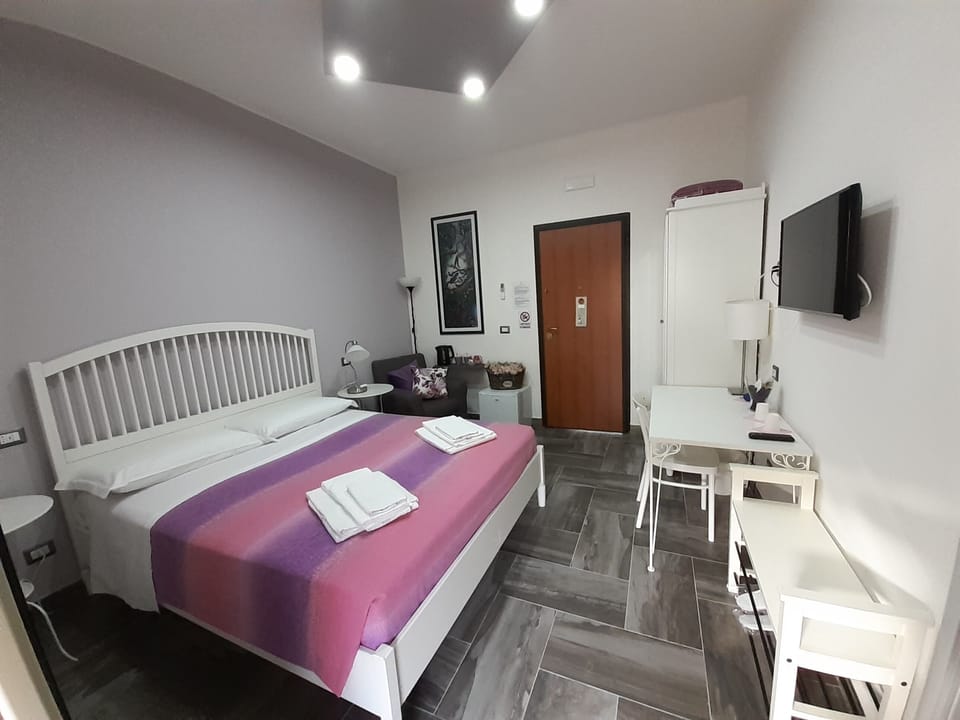 Superior Double Room, 1 Queen Bed, City View | Hypo-allergenic bedding, down comforters, in-room safe, desk