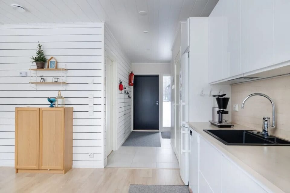 Our spacious entrance offers plenty of storage for your outdoor gear and heavy winter coats, keeping the living areas clutter-free. The hallway’s open design allows for easy movement between the bedrooms, kitchen, and the main living space.