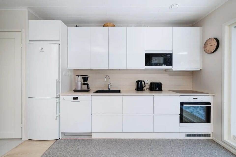Enjoy the convenience of a high-end kitchen equipped with integrated Electrolux appliances, including a dishwasher and microwave for easy meal prep. We provide a coffee maker and kettle to ensure your mornings start perfectly before a day in the outdoors.