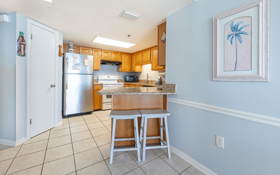 Condo, 2 Bedrooms | Private kitchen | Fridge, oven, coffee/tea maker