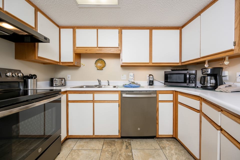 Condo, 2 Bedrooms | Private kitchen | Fridge, oven, coffee/tea maker