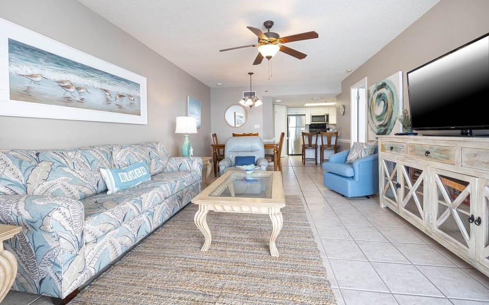 Condo, 2 Bedrooms | Living area