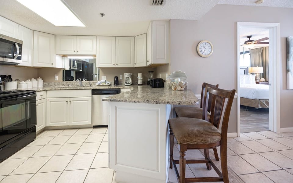 Condo, 2 Bedrooms | Private kitchen | Fridge, oven, coffee/tea maker