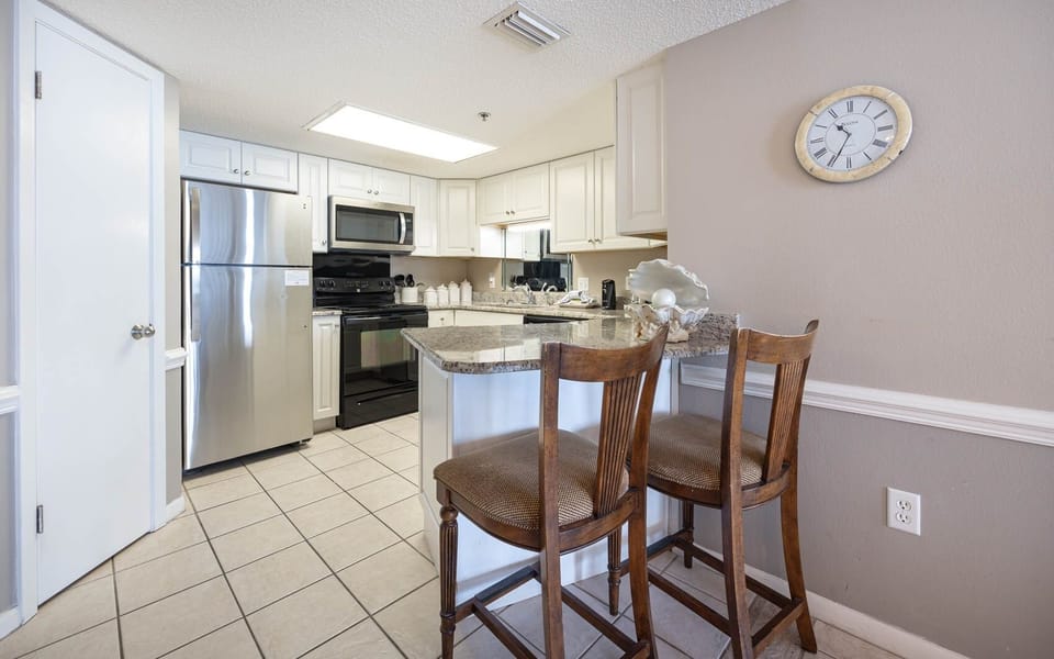 Condo, 2 Bedrooms | Private kitchen | Fridge, oven, coffee/tea maker
