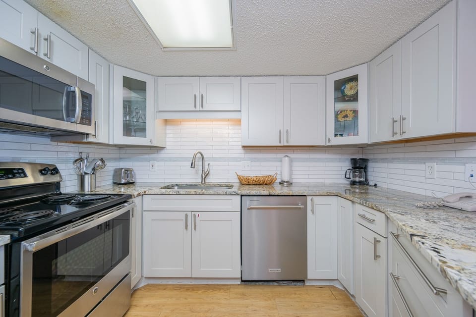 Condo, 2 Bedrooms | Private kitchen | Fridge, oven, coffee/tea maker