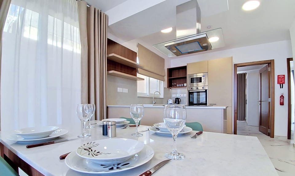 Fully equipped kitchen and dining area