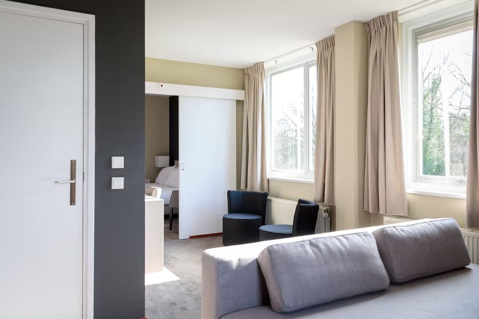 Relax together in the airy lounge with comfortable seating.