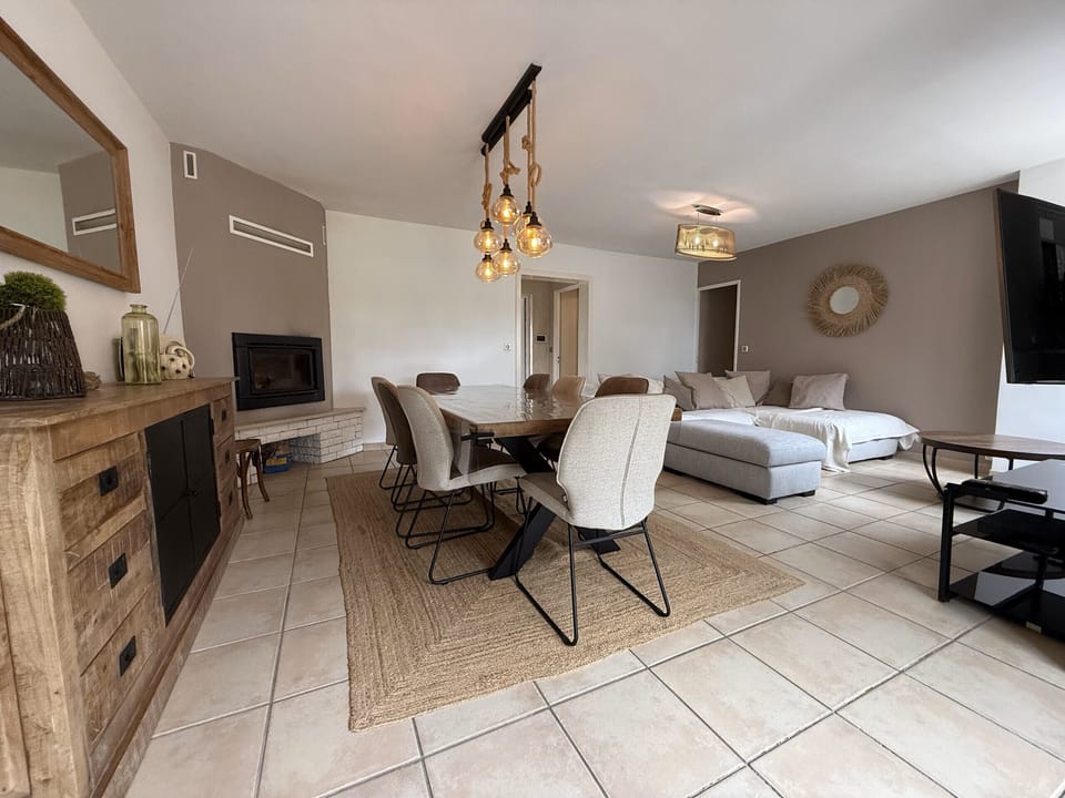 Holiday rental Eyguières Alpilles: air-conditioned house with garden 6 guests, walking distance to village center. Book with Plaisirs & Maisons de Provence