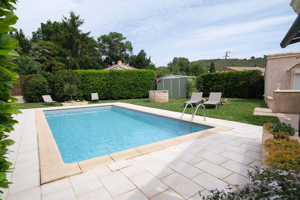 Holiday rental Eyguières Alpilles: air-conditioned house with garden 6 guests, walking distance to village center. Book with Plaisirs & Maisons de Provence