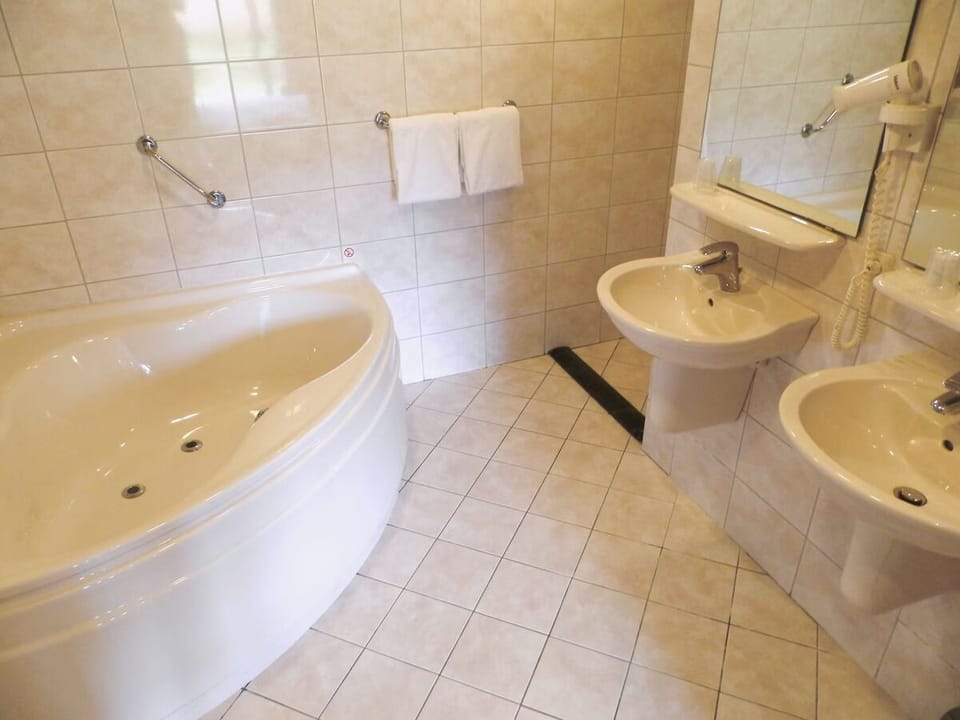 Refresh easily with a deep tub, double sinks, and mirrors.