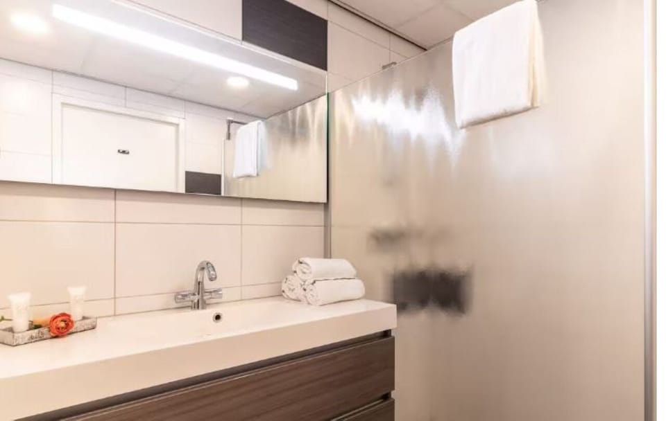 Refresh easily with a spotless vanity and glass shower screen.