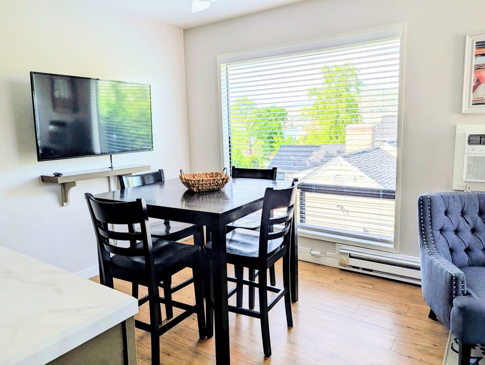 Dining seating for 4.