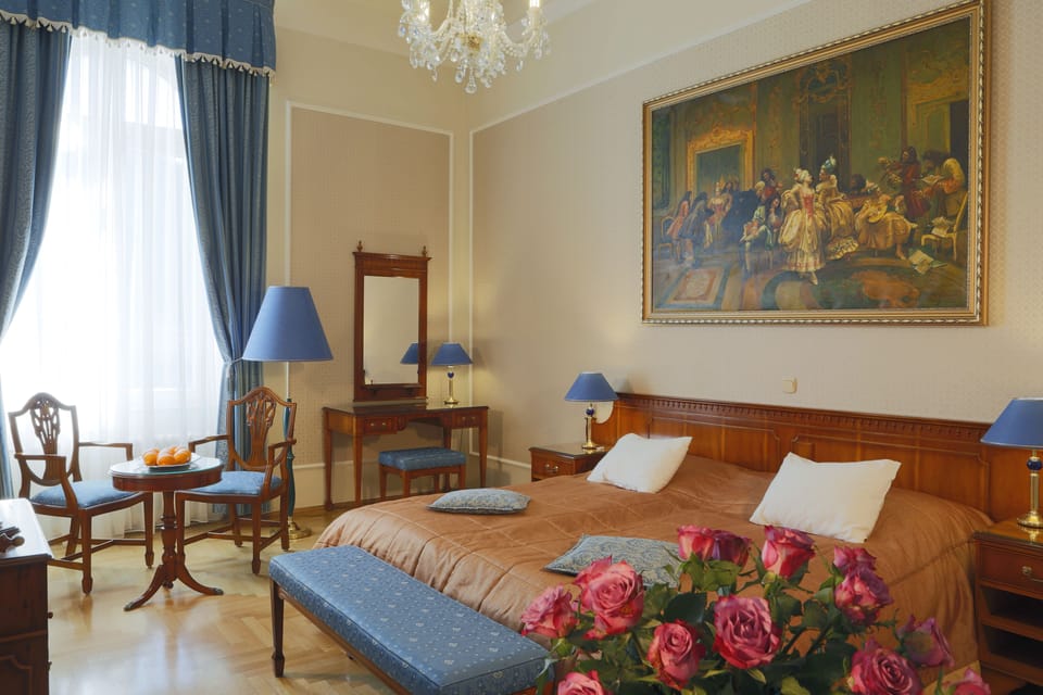 Standard Suite | Minibar, in-room safe, desk, laptop workspace