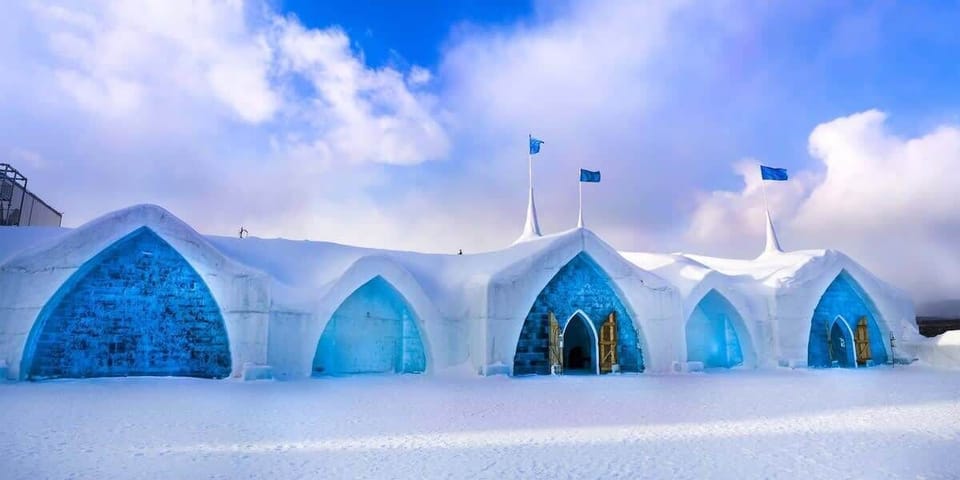 L'Hôtel de Glace est situé à moins de 31 minutes. (33.8 Km) Consulter ce lien pour connaître l'horaire d'ouverture : https://www.valcartier.com/fr/planifier/horaires/#hotel-de-glace-visite