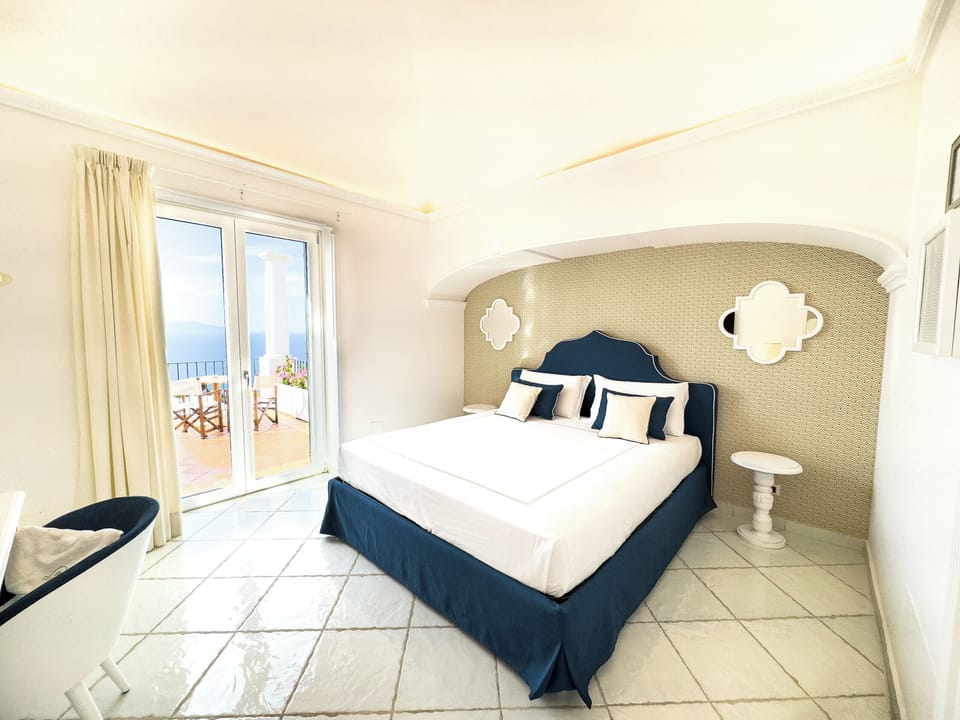 Doppia Deluxe, balcone, vista mare | Minibar, in-room safe, desk, soundproofing