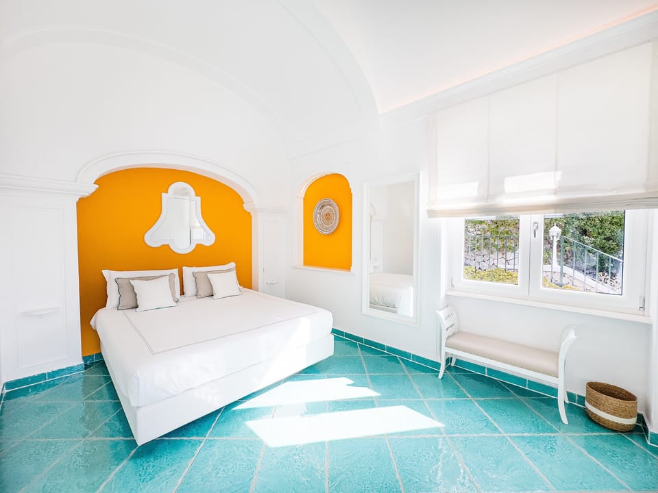 Doppia Deluxe, balcone, vista mare | Minibar, in-room safe, desk, soundproofing