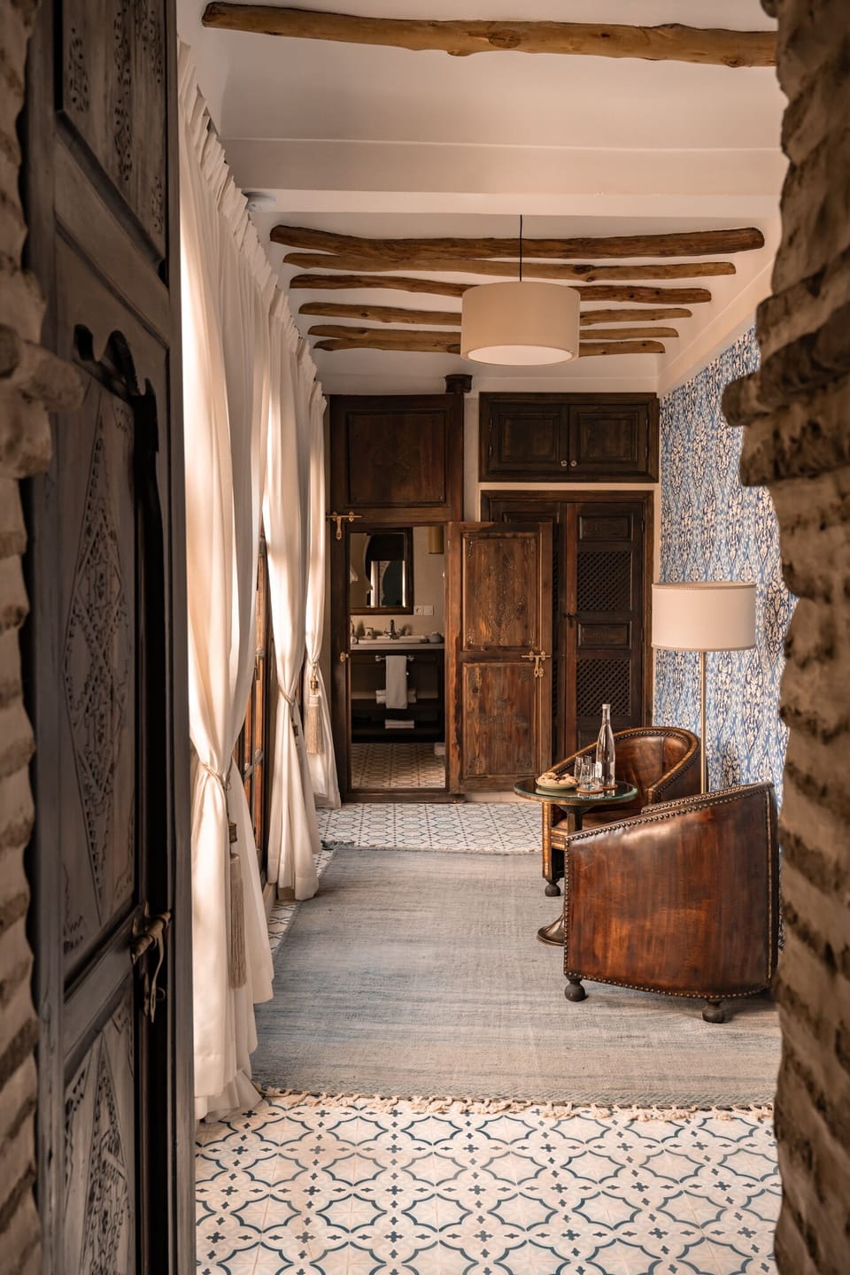 Deluxe Suite | In-room safe, desk, blackout drapes, iron/ironing board