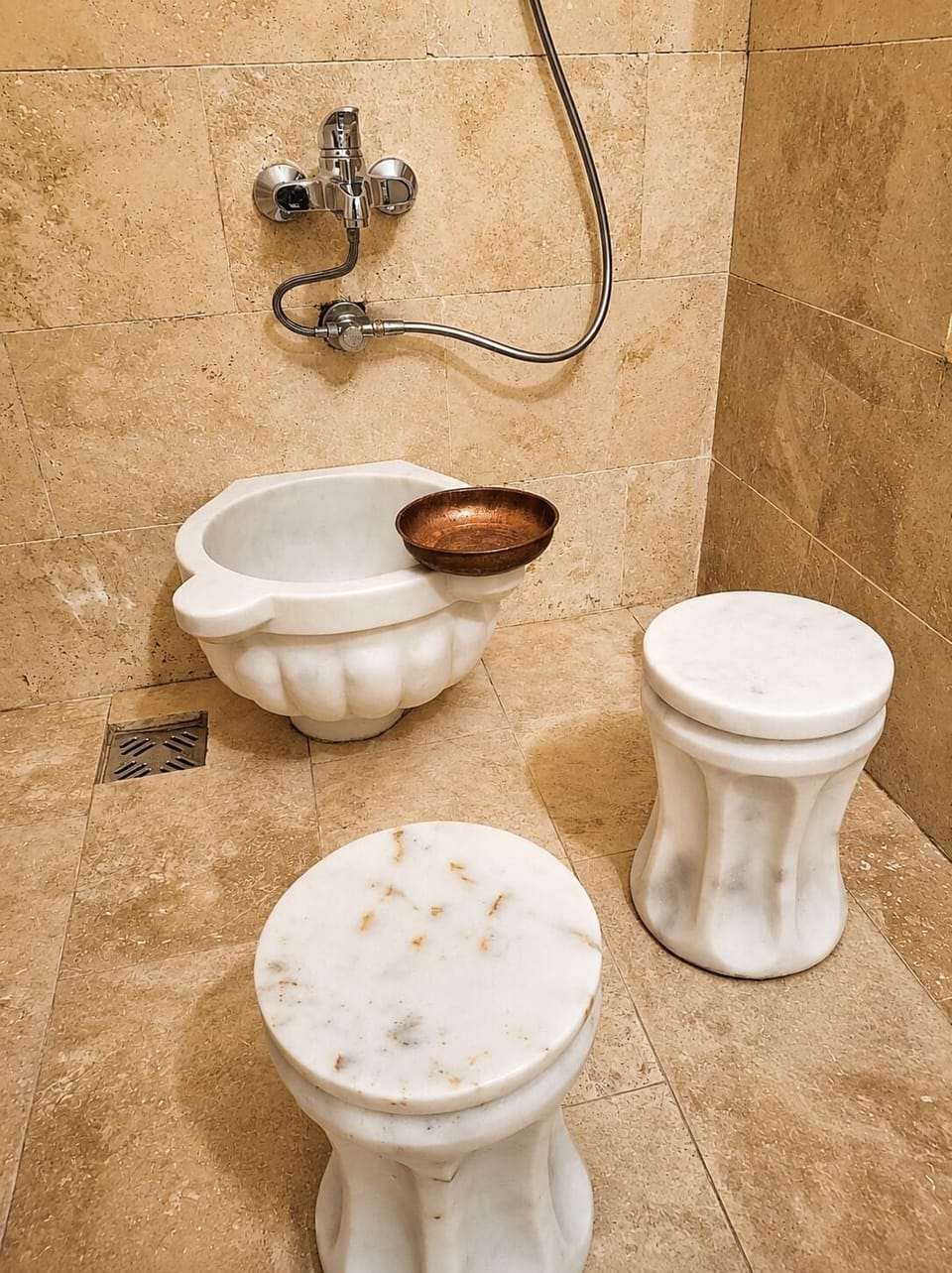 Deluxe Suite | Bathroom | Shower, hair dryer, slippers, towels