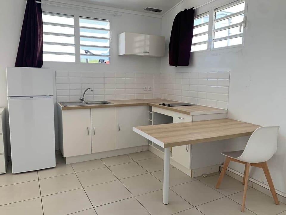 Grande cuisine avec table à manger 
Équipement : grand combiné réfrigérateur congélateur, vaisselle, nécessaire cuisine, Cafetière, micro ondes, mini four 