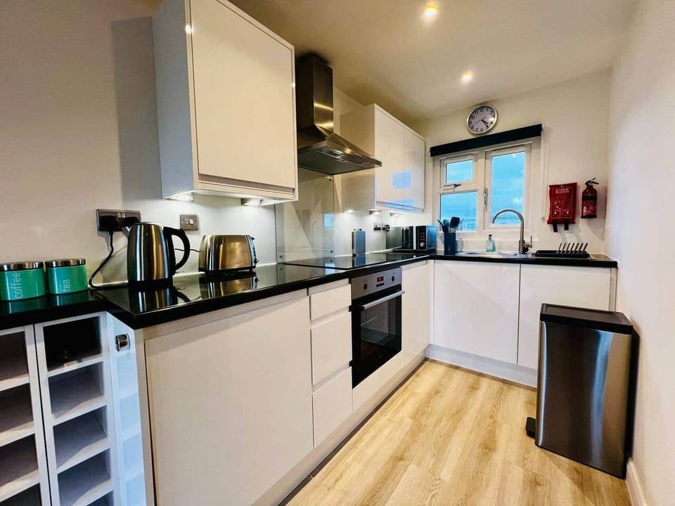Fully equipped modern kitchen with oven, hob, fridge and all essentials
