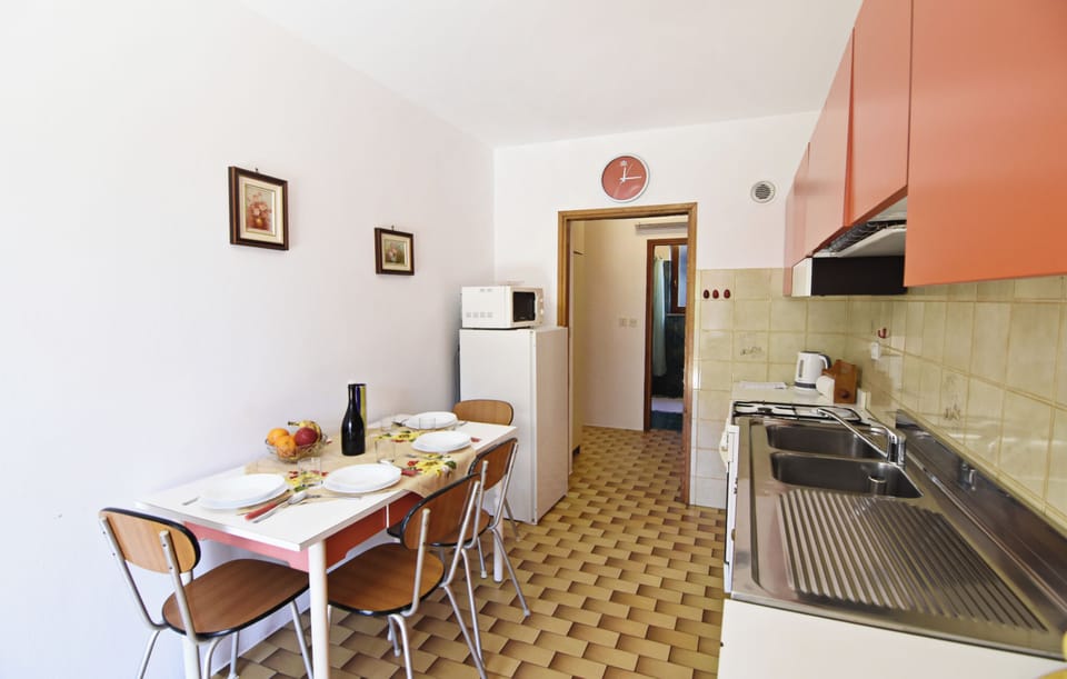 Apartment, 2 Bedrooms, Patio, Garden View | Dining room