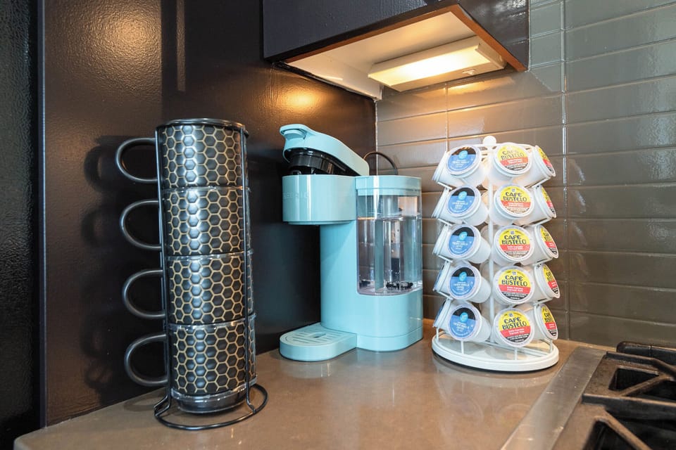 Classic Studio, 1 Queen Bed, Non Smoking, Kitchen | Coffee and/or coffee maker