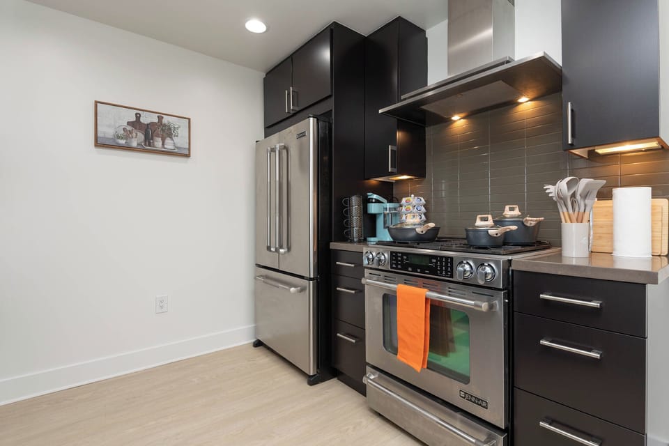 Classic Studio, 1 Queen Bed, Non Smoking, Kitchen | Private kitchen | Full-size fridge, microwave, oven, stovetop