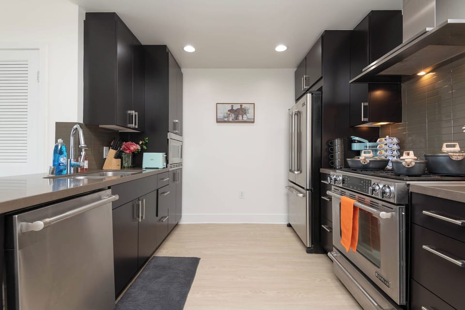 Classic Studio, 1 Queen Bed, Non Smoking, Kitchen | Private kitchen | Full-size fridge, microwave, oven, stovetop