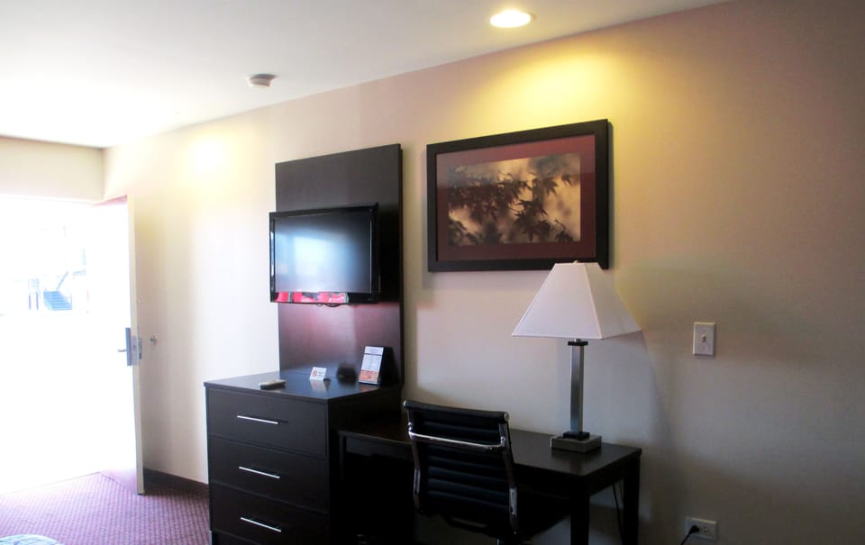 Deluxe Room, 2 Queen Beds | Room amenity