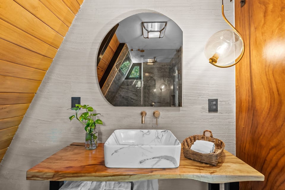 Villa | Bathroom | Combined shower/tub, free toiletries, hair dryer, towels