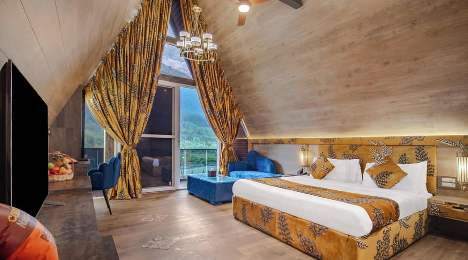 Luxury Balcony Suite : River View | Desk, laptop workspace, WiFi (free)