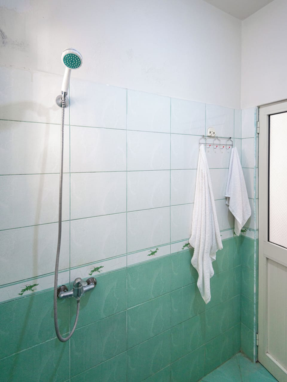 Comfort Studio, Balcony, Garden View | Bathroom | Bathtub, towels, soap, shampoo