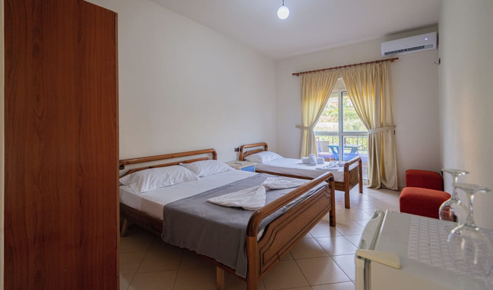 Comfort Studio, Multiple Beds, Balcony, Mountain View | Bathroom | Bathtub, towels, soap, shampoo