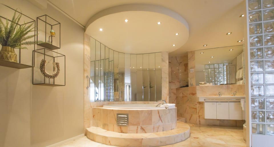 Honeymoon Suite, 1 King Bed, Garden View | Bathroom | Separate tub and shower, hair dryer, towels