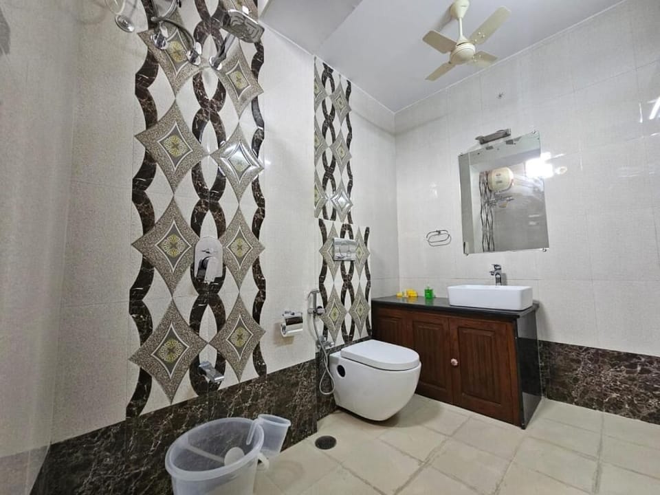 Deluxe Twin Room, Balcony, City View | Bathroom | Shower, free toiletries, hair dryer, bathrobes