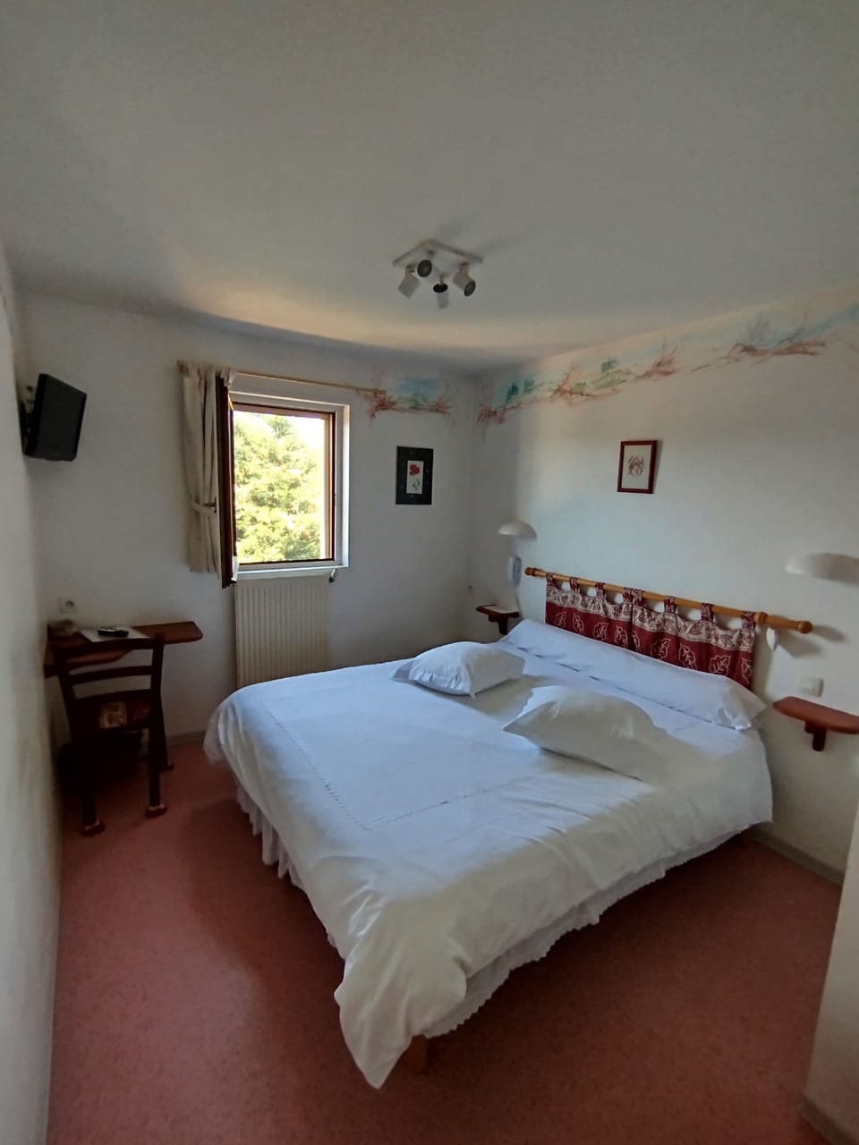 Classic Room, Valley View | Laptop workspace, free WiFi, bed sheets