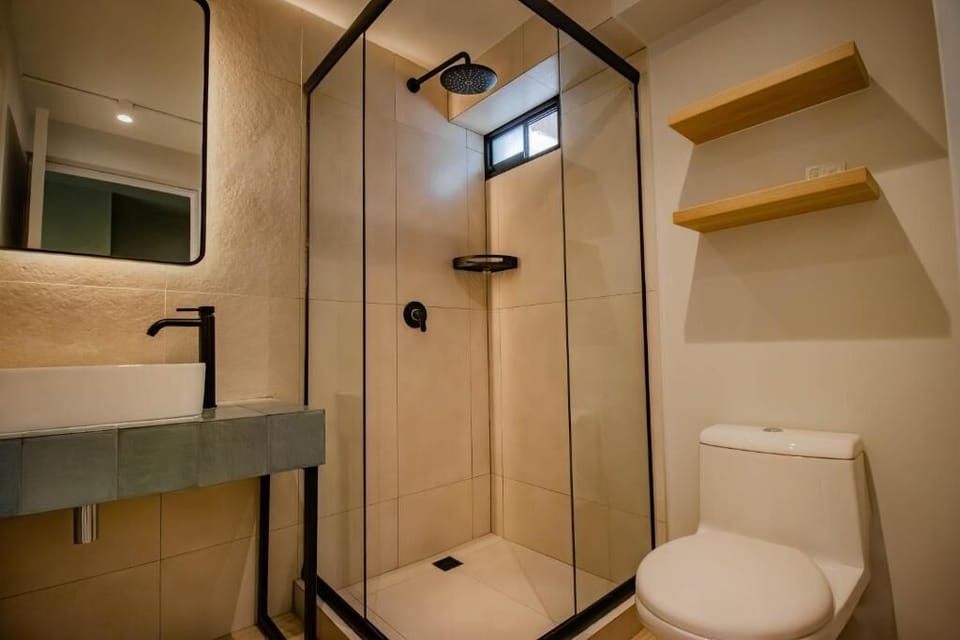 Standard Room | Bathroom | Shower, free toiletries, hair dryer (on request), towels