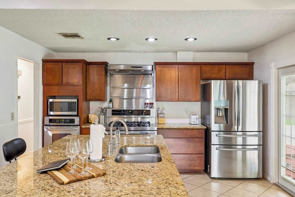 Spacious & Modern – Enjoy a well-equipped kitchen with premium appliances and ample cabinetry for all your cooking needs.
